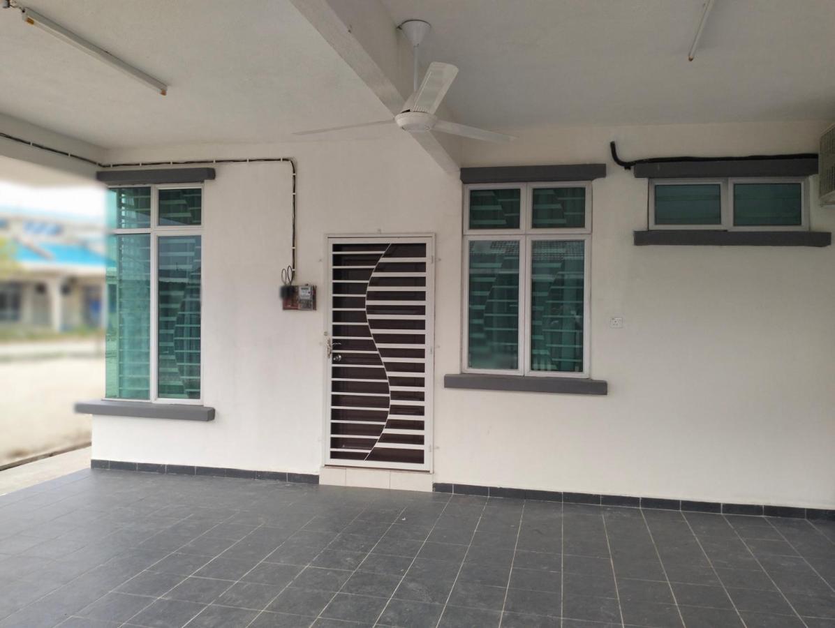 D'Sara Homestay Fully Furnished 3 Bedrooms All Aircond 2 Miles Centre Chukai Buitenkant foto