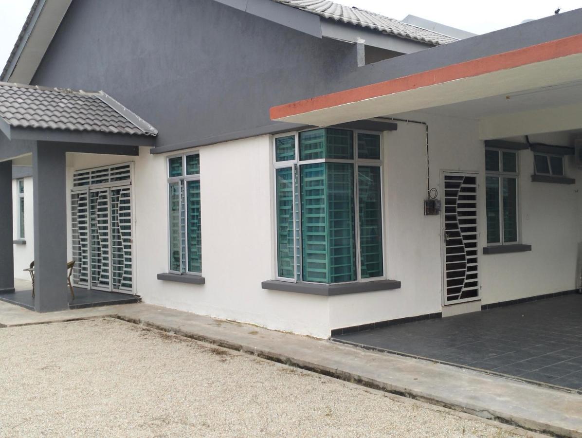 D'Sara Homestay Fully Furnished 3 Bedrooms All Aircond 2 Miles Centre Chukai Buitenkant foto