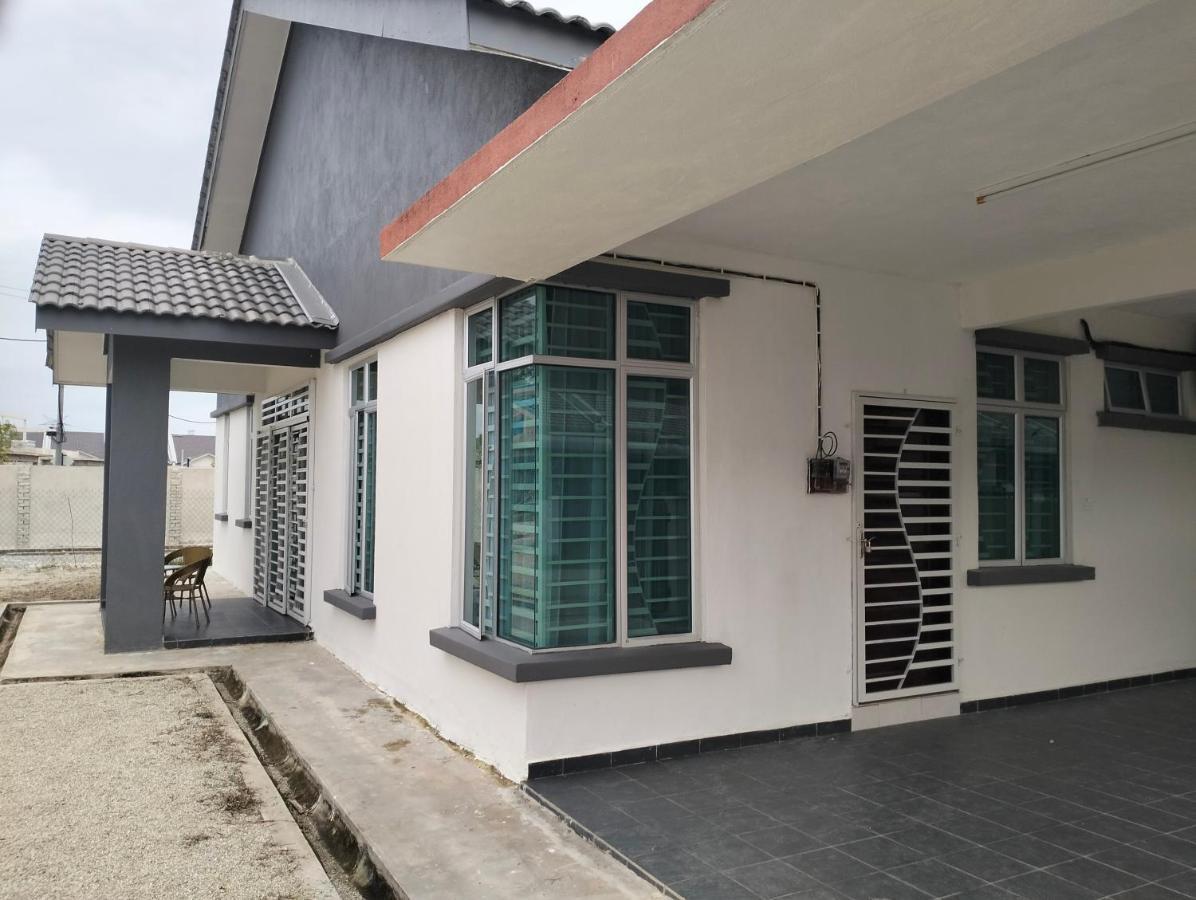 D'Sara Homestay Fully Furnished 3 Bedrooms All Aircond 2 Miles Centre Chukai Buitenkant foto
