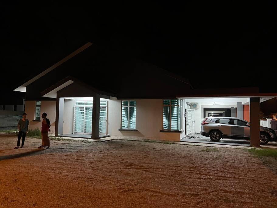 D'Sara Homestay Fully Furnished 3 Bedrooms All Aircond 2 Miles Centre Chukai Buitenkant foto