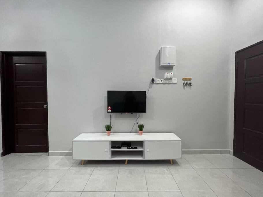D'Sara Homestay Fully Furnished 3 Bedrooms All Aircond 2 Miles Centre Chukai Buitenkant foto
