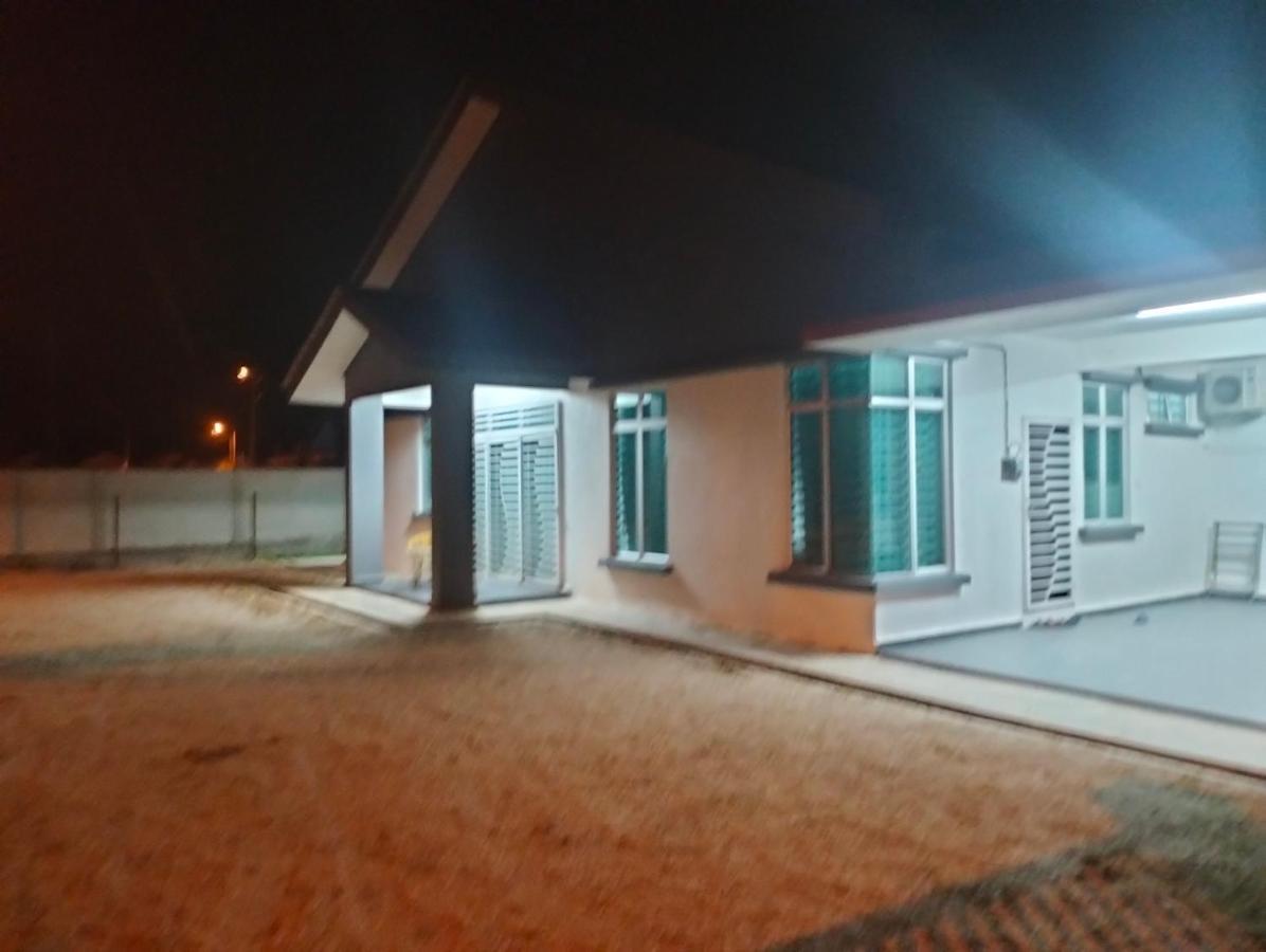 D'Sara Homestay Fully Furnished 3 Bedrooms All Aircond 2 Miles Centre Chukai Buitenkant foto